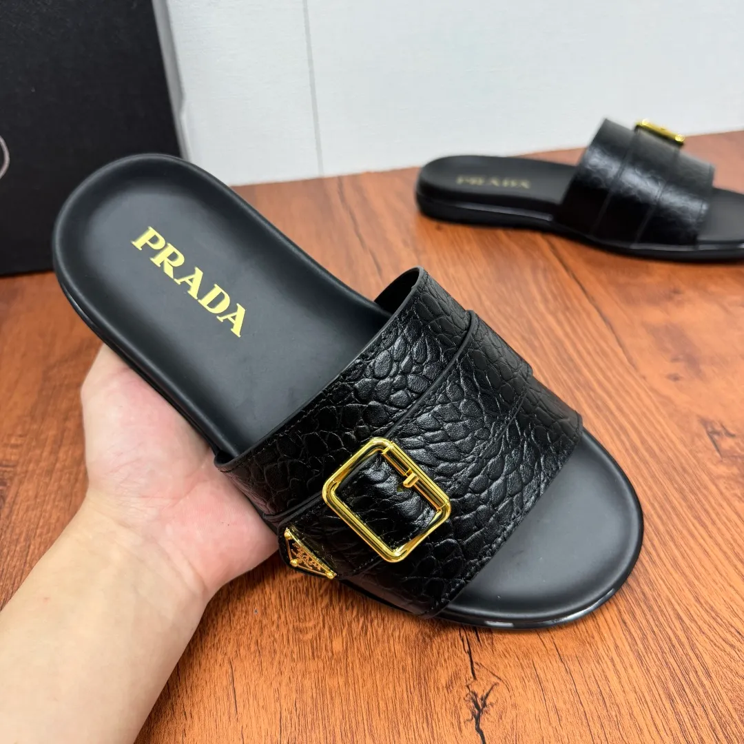 Batch 580 Prada/Prada's new men's straight style genuine leather slippers. Retro inspiration and modern lines coexist harmoniously. The dynamic design is decorated with the brand's iconic symbols and characteristic details. Genuine leather bottom layer, inner calfskin upper including stone pattern cowhide, smooth calfskin, and classic canvas three-logo pattern are available in three styles. It is decorated with genuine leather buckle straps, metal buckle details, and embellished with gold classic enamel brand logo details. Thin rubber soles are standard, and a complete package! Size: 39-40-41-42-43-44-45 Leather shoe size Item number: 2X3064 Stone pattern